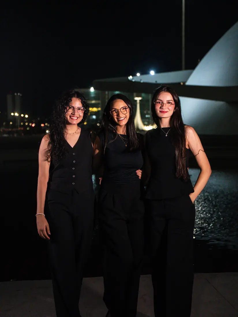 Trio de formandas de preto