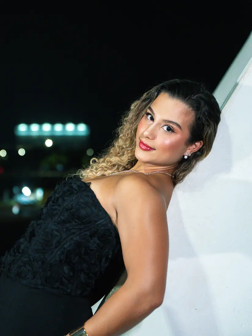 Formanda apoiada na curva branca do museu