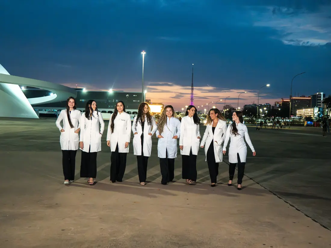 Turma caminhando ao pôr do sol