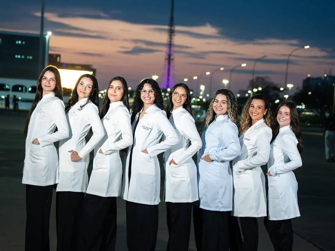 Turma de jaleco ao entardecer